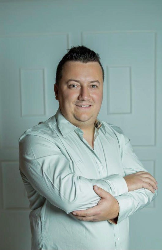 Pictured Wagner Gonçalves with his arms folded on top of each other